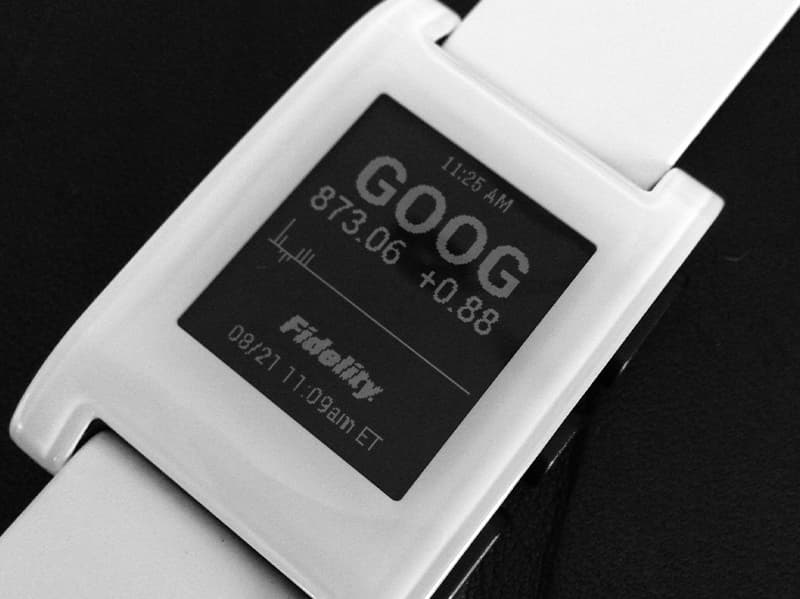 Pebble smartwatch with Fidelity app